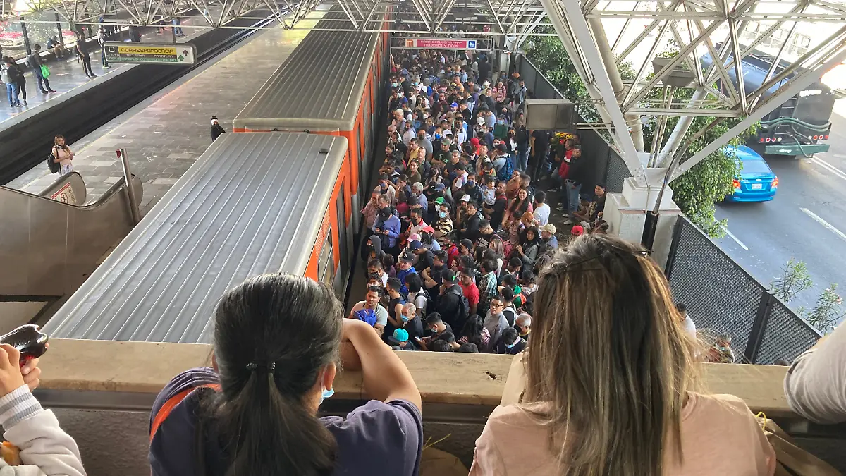 GENTE EN LA LÍNEA 2 DEL METRO-12